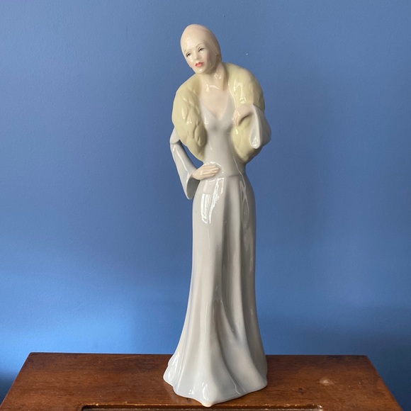 Beautiful Vintage Royal Doulton Reflections Series Chic figurine - Picture 1 of 6